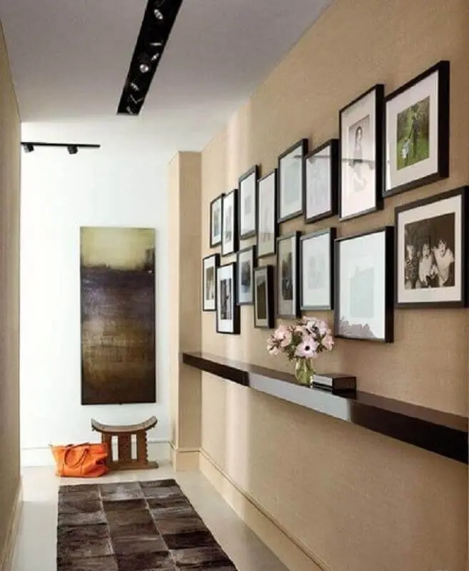 cores neutras para  decoração com quadros para corredor Foto Architectural Digest