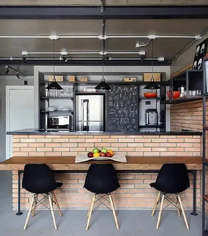 cozinha americana estilo industrial decorada com cadeiras pretas para bancada de madeira Foto Simples Decoração