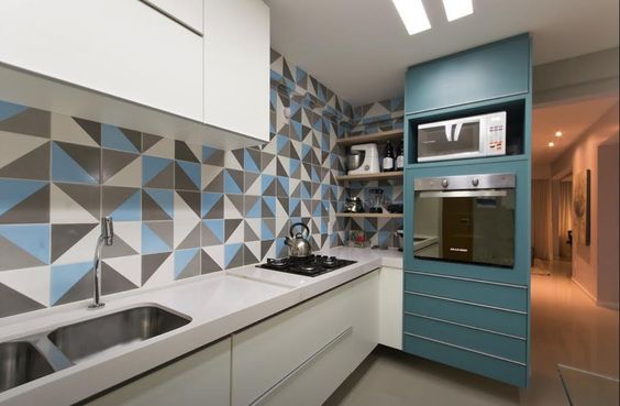 Cozinha com revestimento geométrico azul