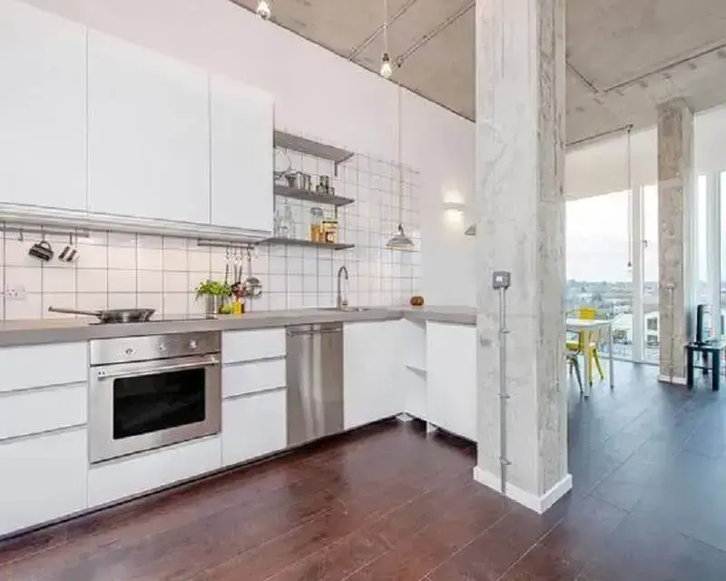 cozinha estilo industrial simples decorada com armários brancos Foto Pinterest