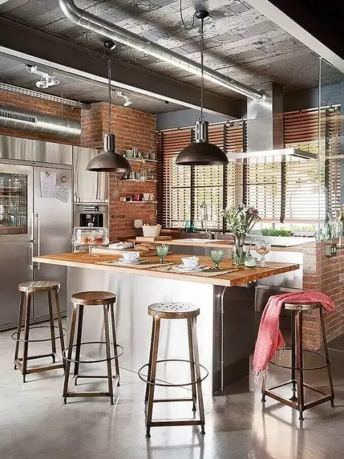 decoração de cozinha estilo industrial com ilha e parede de tijolinho a vista  Foto Archidea