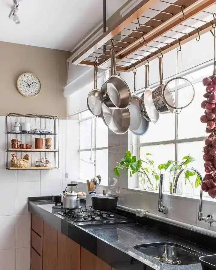 decoração de cozinha estilo industrial com panelas penduradas em ganchos Foto Maurício Arruda