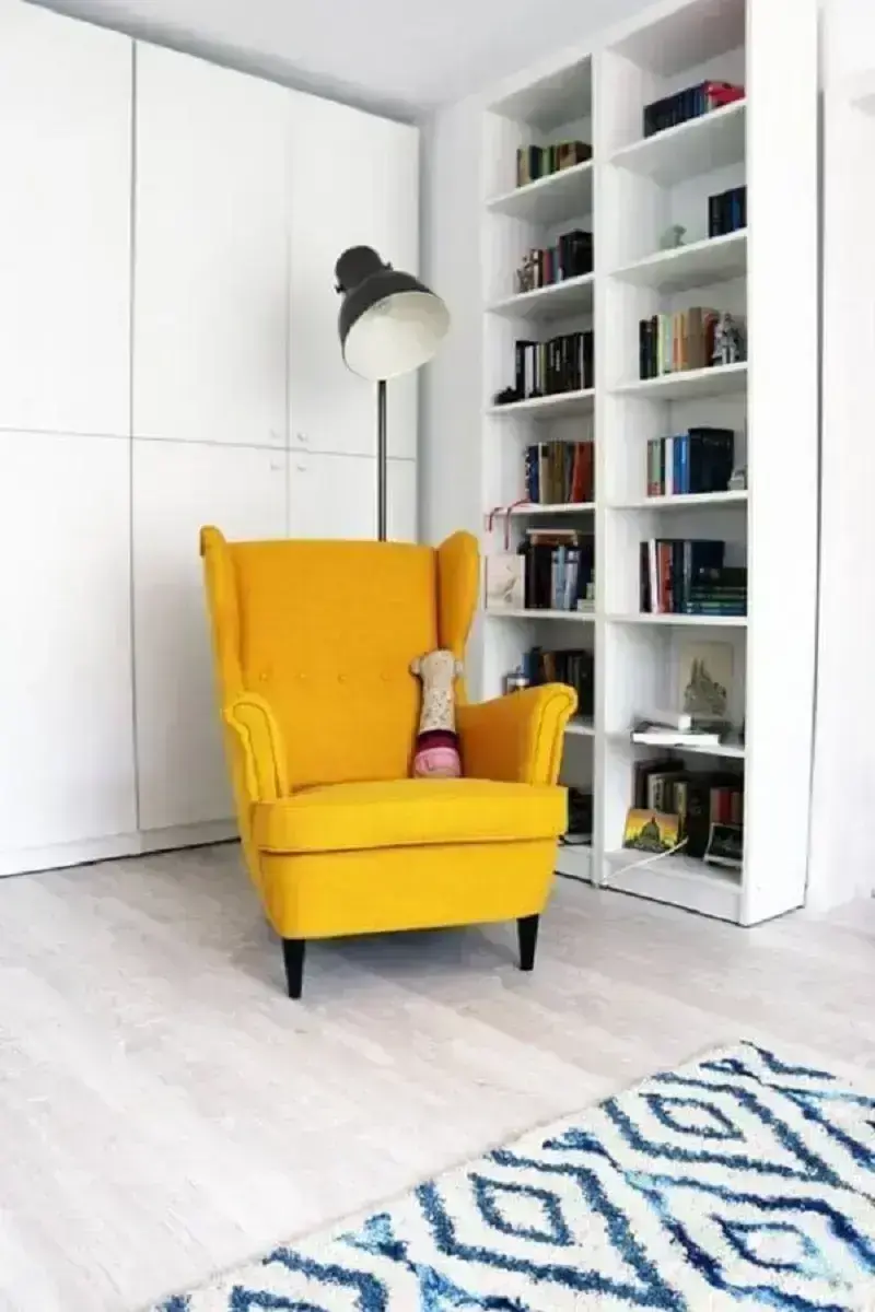 decoração clean com estante branca e poltrona para leitura amarela Foto Bloglovin'