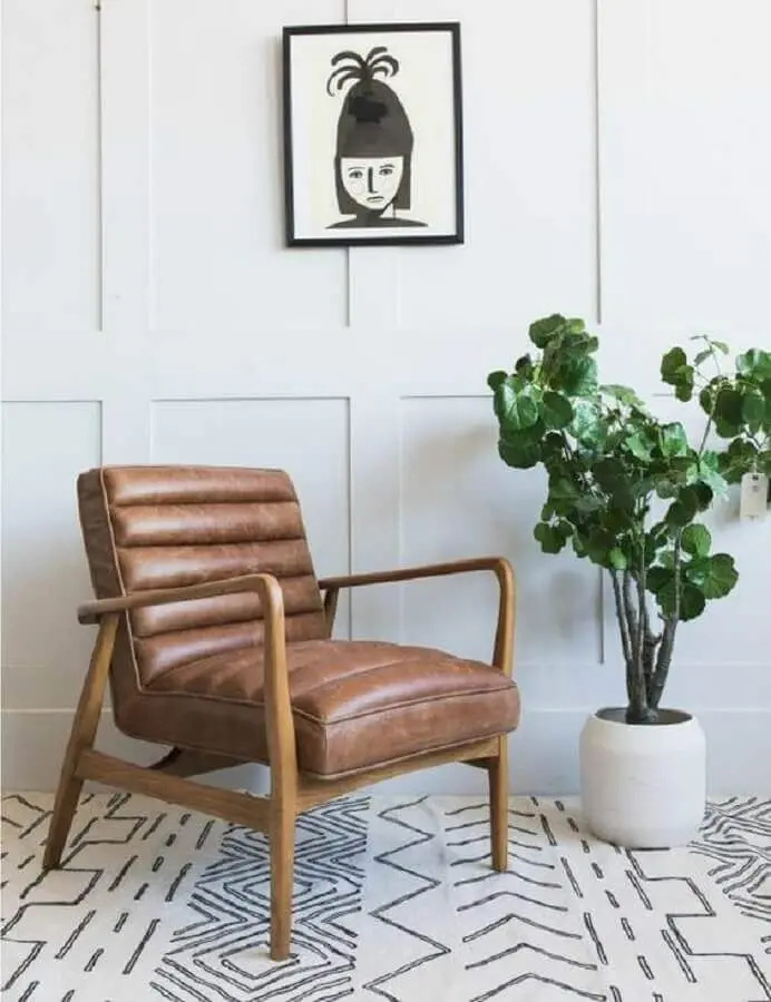 decoração clean com tapete escandinavo e poltrona de couro marrom e madeira Foto Rose & Grey