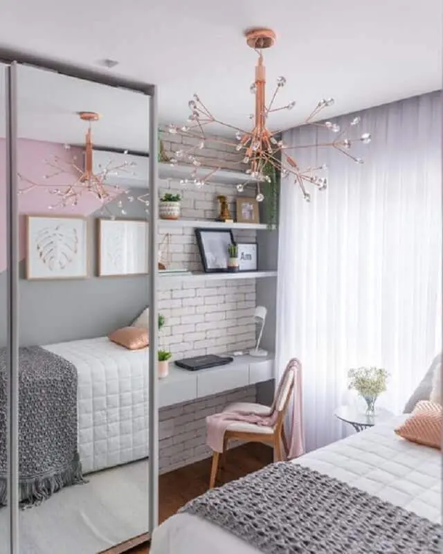 decoração clean em cinza e rosa para quarto com escrivaninha e penteadeira Foto Pinterest