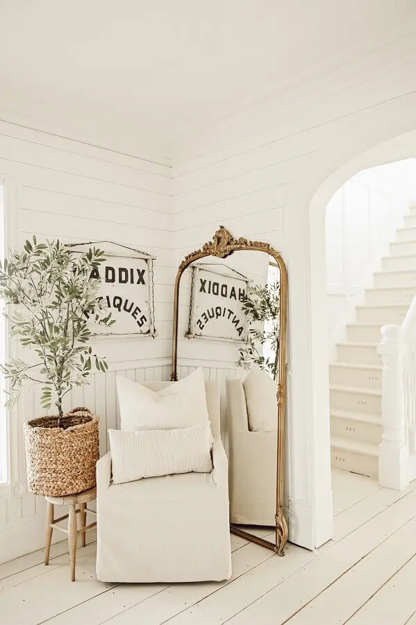 decoração clean para sala branca com espelho de chão com moldura clássica Foto Liz Marie