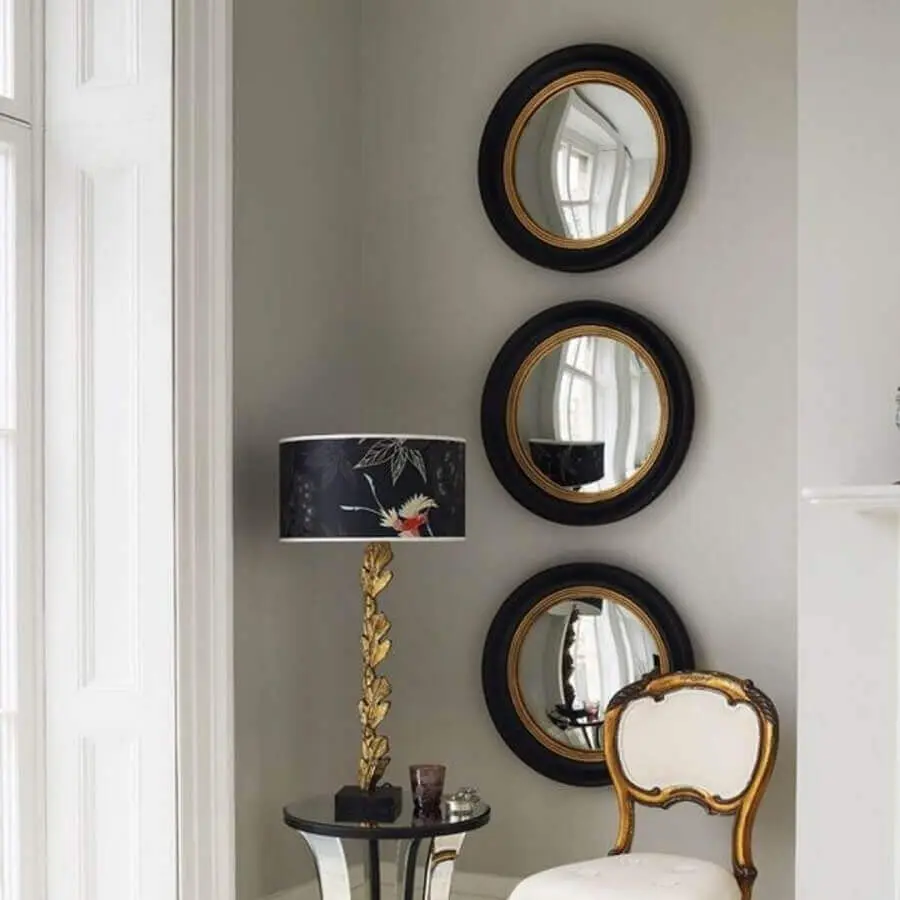 decoração clássica com espelho com moldura preta redonda Foto Pinterest