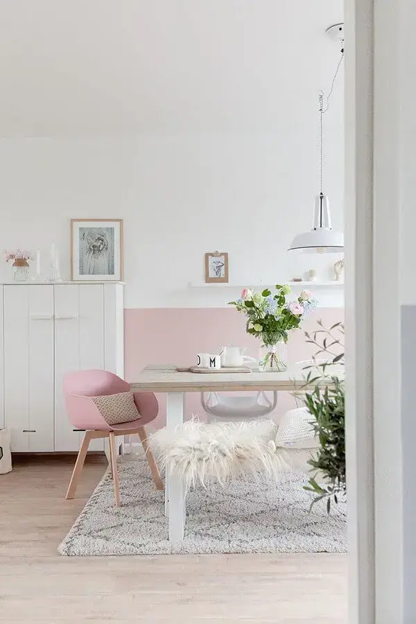 decoração com cores claras para sala de jantar simples branca e rosa Foto Otimizi