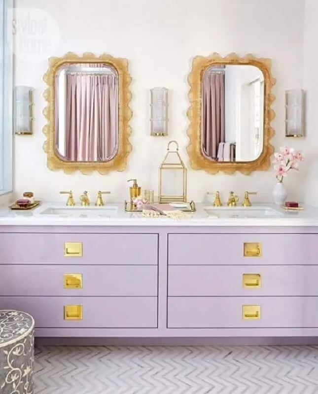decoração com gabiente planejado lilás e espelho para banheiro com moldura dourada Foto Fashionismo