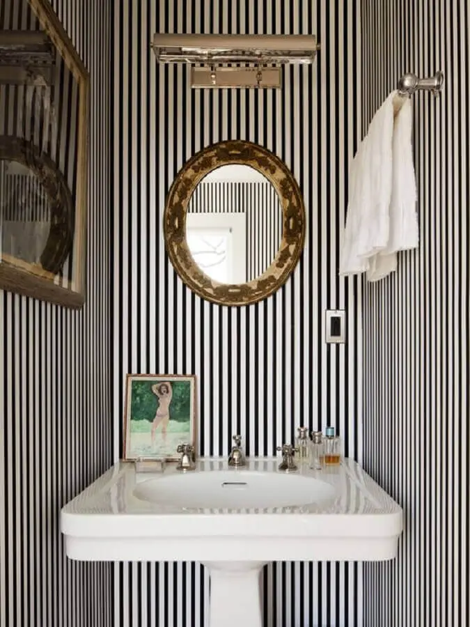 decoração com papel de parede listrado e espelho para banheiro com moldura Foto Casa de Valentina
