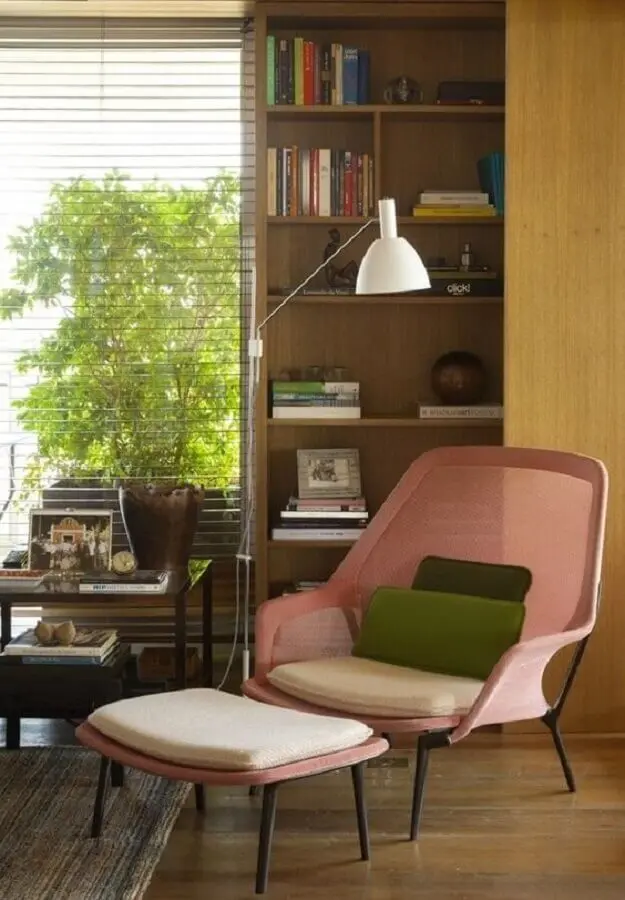 decoração com poltrona confortável para leitura cor de rosa Foto Pinterest