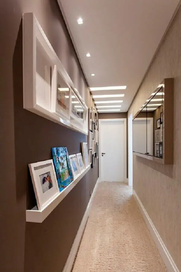 decoração com quadros para corredor com parede marrom Foto Pinterest