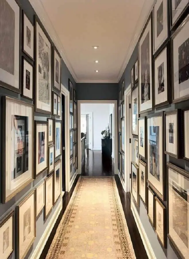 decoração com vários quadros para corredor de apartamento Foto Luxe Interiors + Design Magazine