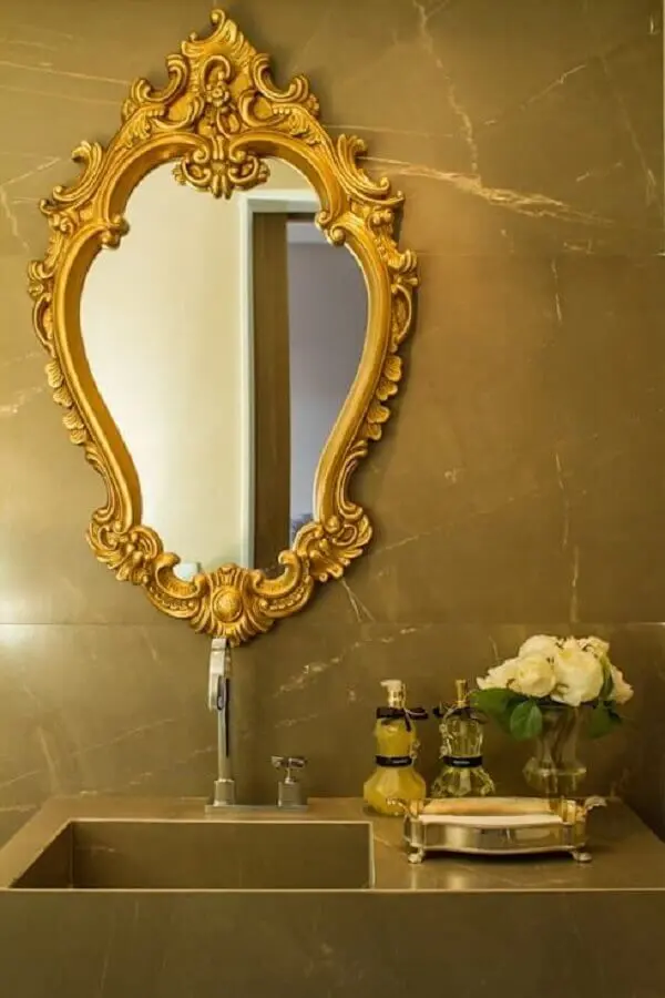 decoração de banheiro com espelho com moldura provençal dourada Foto Homify
