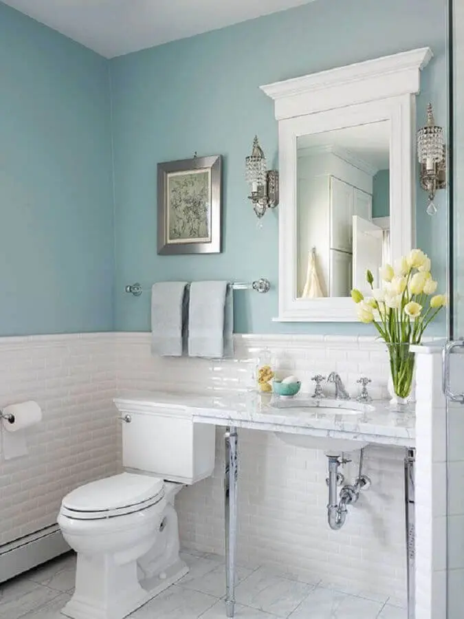 decoração de banheiro simples branco e azul pastel com estilo clássico Foto Arquitetas Express