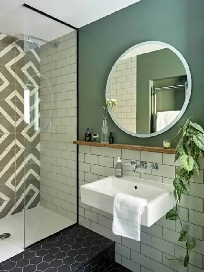 decoração de banheiro simples com espelho redondo em parede verde Foto HomeAdore