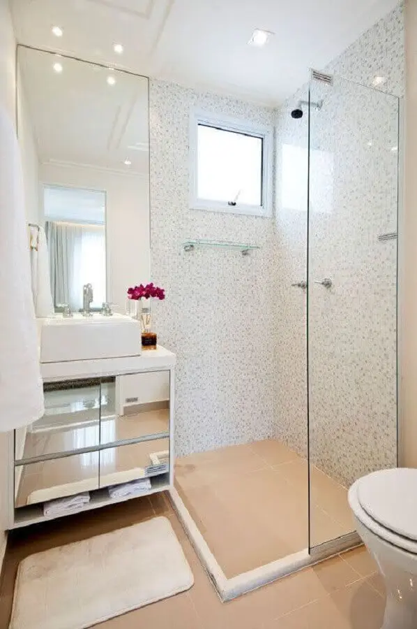 decoração de banheiro simples e pequeno com gabinete espelhado Foto Simples Decoração