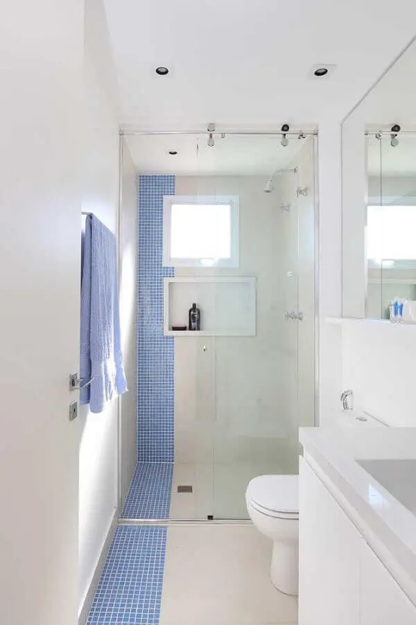 decoração de banheiro simples e pequeno todo branco com faixa de pastilha azul Foto Pinterest