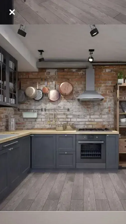 decoração de cozinha estilo industrial com armários cinza e parede de tijolinho Foto Pinterest
