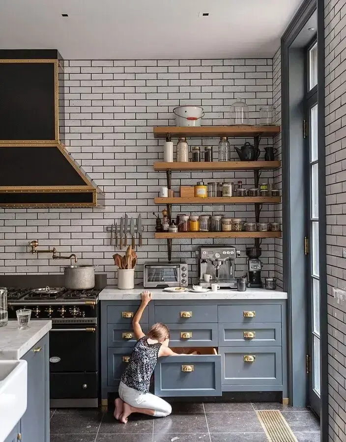 decoração de cozinha estilo industrial com armários cinza e parede de tijolinho branco Foto 33DECOR