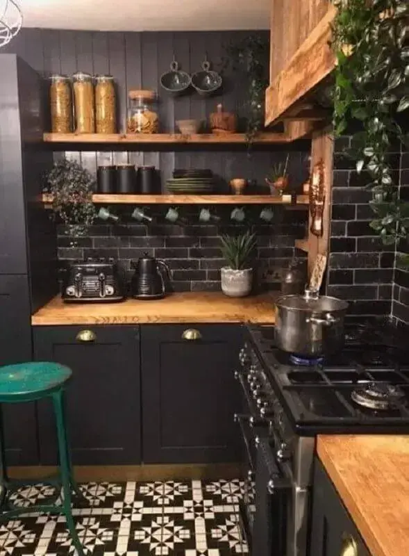 decoração de cozinha estilo industrial preta com detalhes em madeira Foto Pinterest