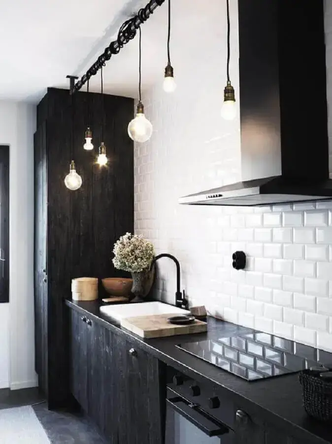 decoração de cozinha estilo industrial preta e branca com subway tile Foto Pinterest