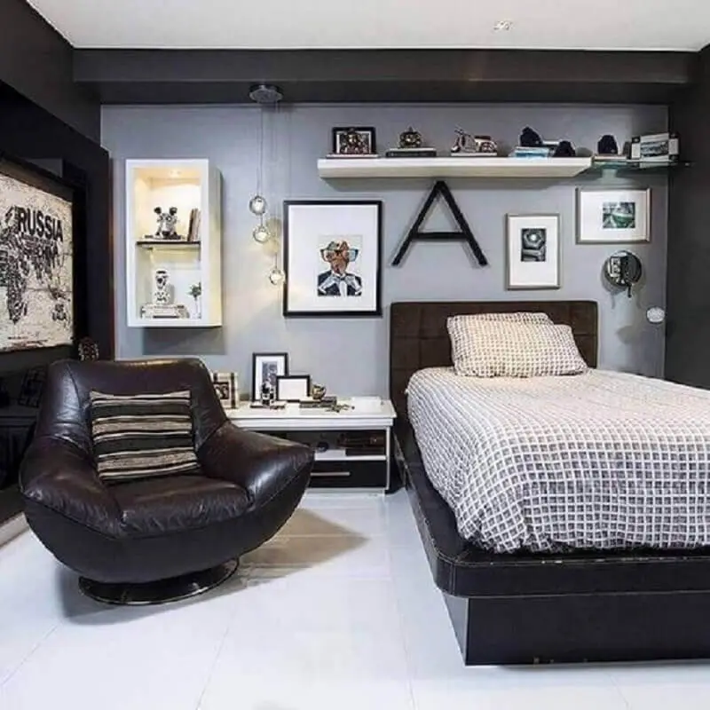 decoração de quarto cinza com poltrona de couro preto confortável Foto Pinterest