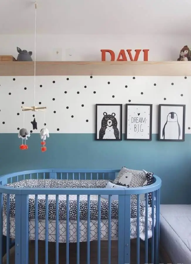 decoração de quarto de bebê azul e branco com papel de parede de bolinhas pretas Foto GAVA Arquitetura