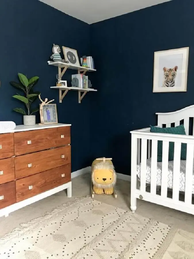 decoração de quarto de bebê azul marinho com berço branco e cômoda de madeira Foto Sheila Miller