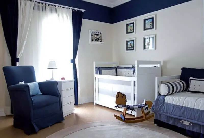 decoração de quarto de bebê azul marinho e branco com cavalinho de madeira Foto Pinterest