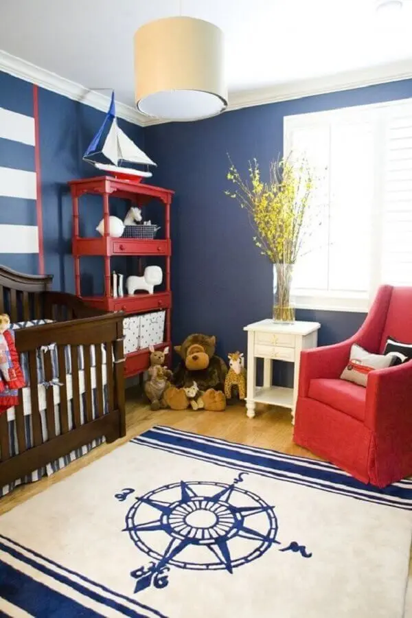 decoração de quarto de bebê azul marinho e vermelho com tema marinheiro Foto Project Nursery