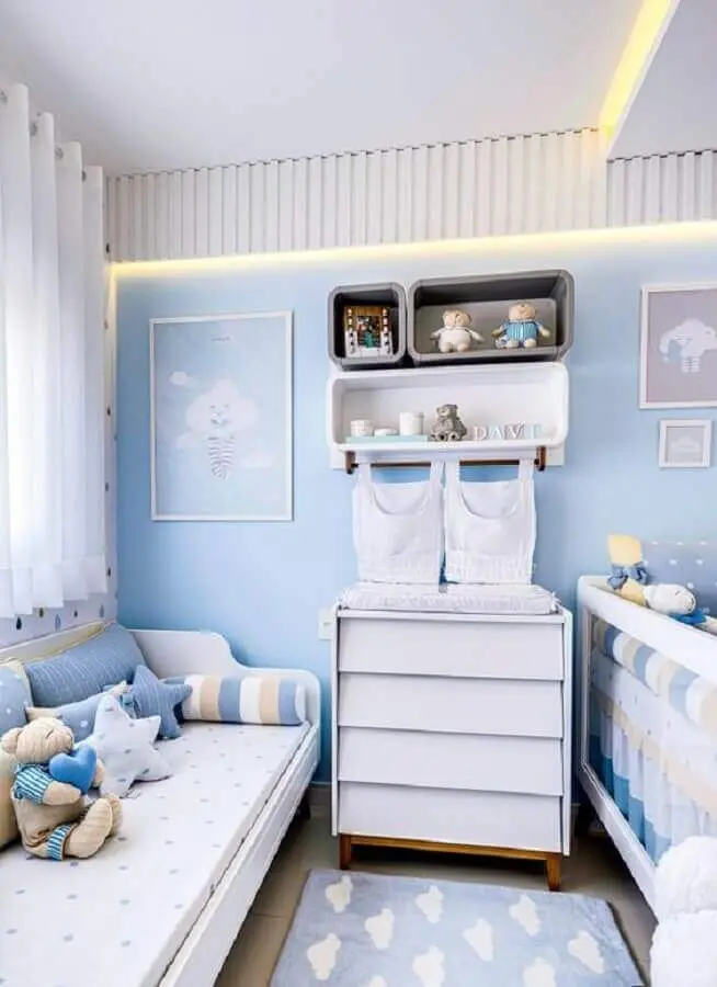 decoração de quarto de bebê pequeno azul com nuvens Foto Grão de Gente