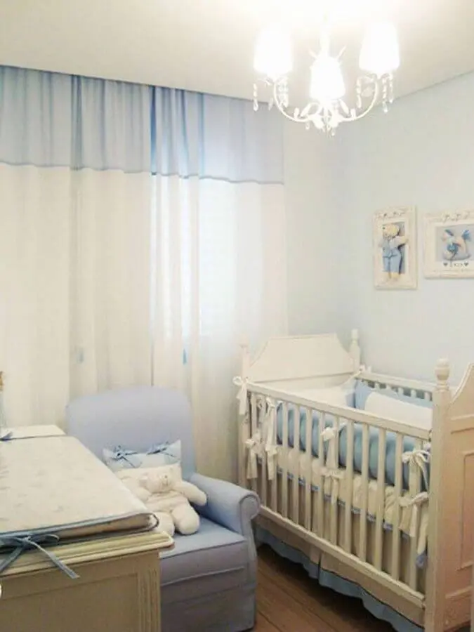 decoração de quarto de bebê pequeno azul e branco Foto Fresh IDEEN