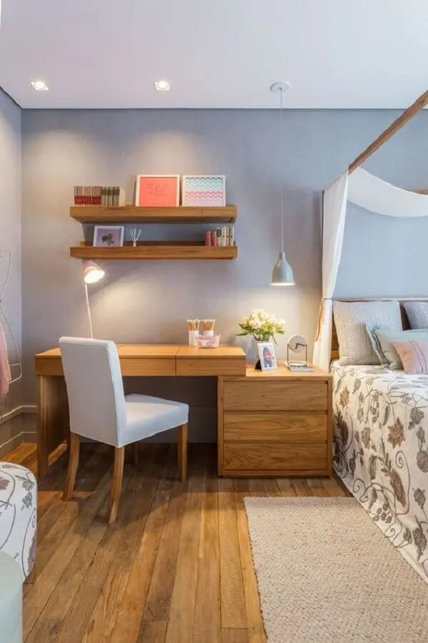 decoração de quarto de casal com escrivaninha de madeira com gavetas Foto Quartos Etc.