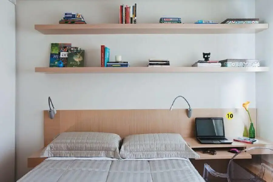 decoração de quarto de casal com escrivaninha de madeira integrada a cabeceira da cama Foto Pinterest