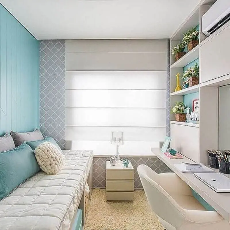 decoração de quarto pequeno com escrivaninha azul e branco com papel de parede cinza delicado Foto Pinterest
