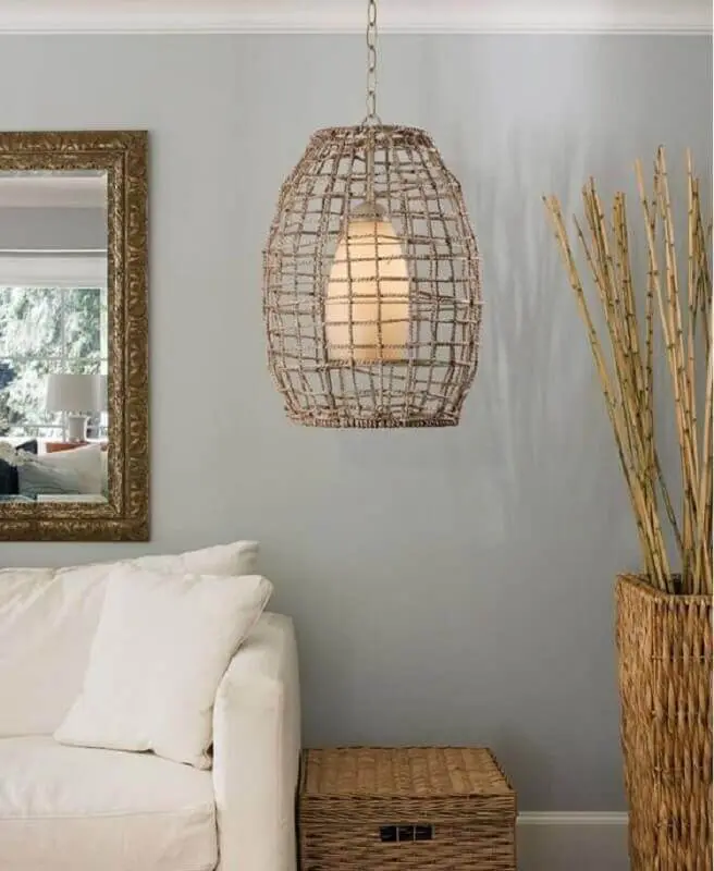 decoração de sala de estar com luminária rústica pendente Foto Build with Ferguson
