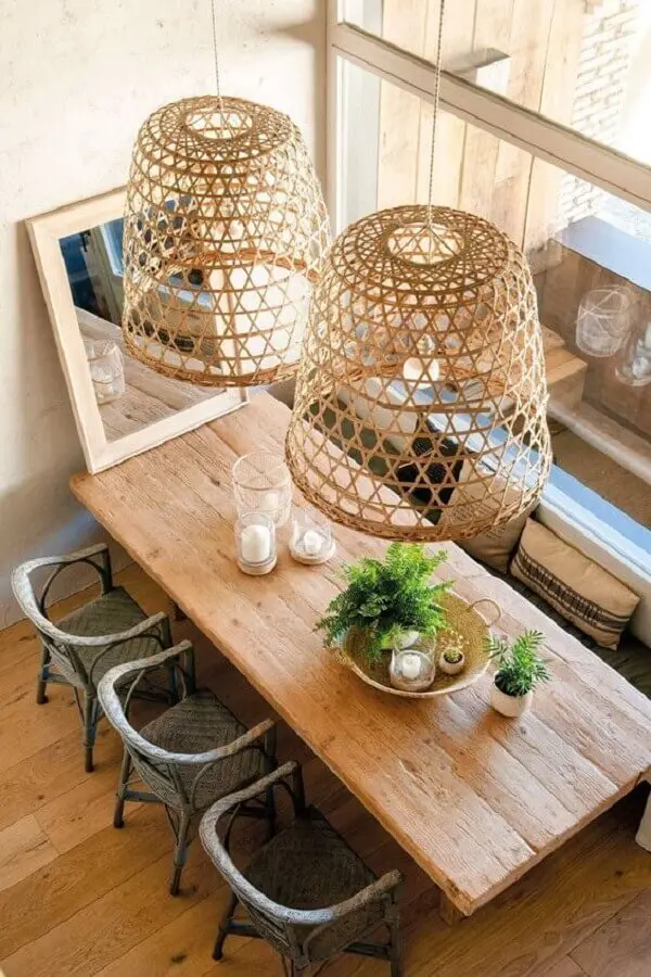 decoração de sala de jantar com luminária pendente rústica Foto El Mueble