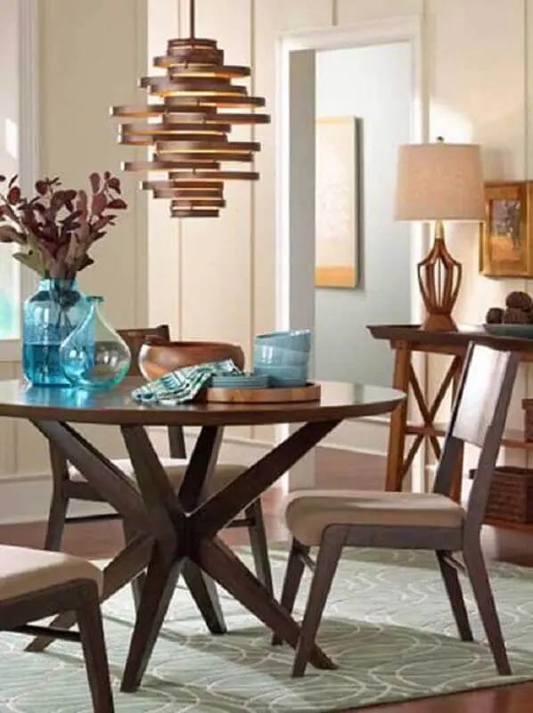 decoração de sala de jantar com mesa redonda e lustre pendente de madeira diferente Foto Sua Decoração