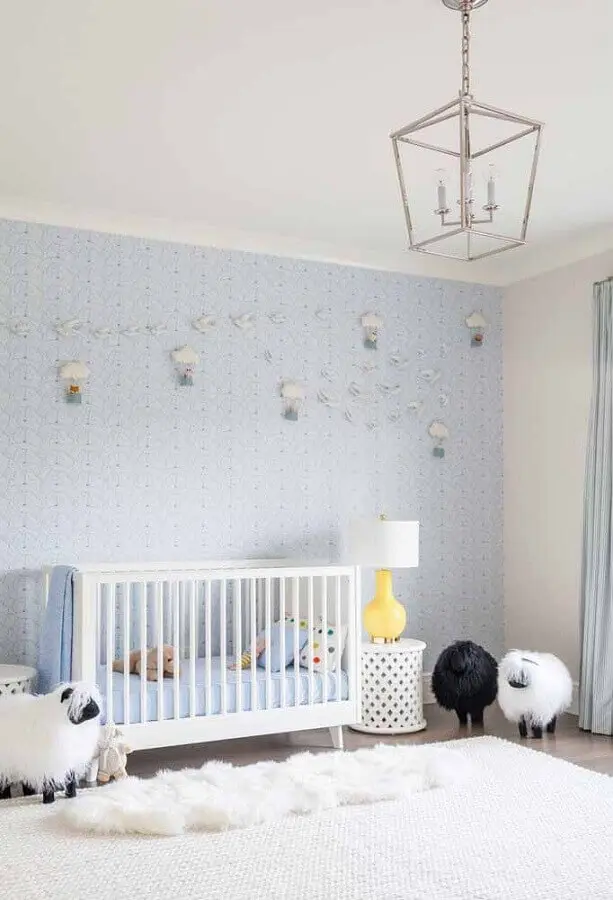 decoração delicada para quarto de bebê azul claro e branco Foto Pinterest