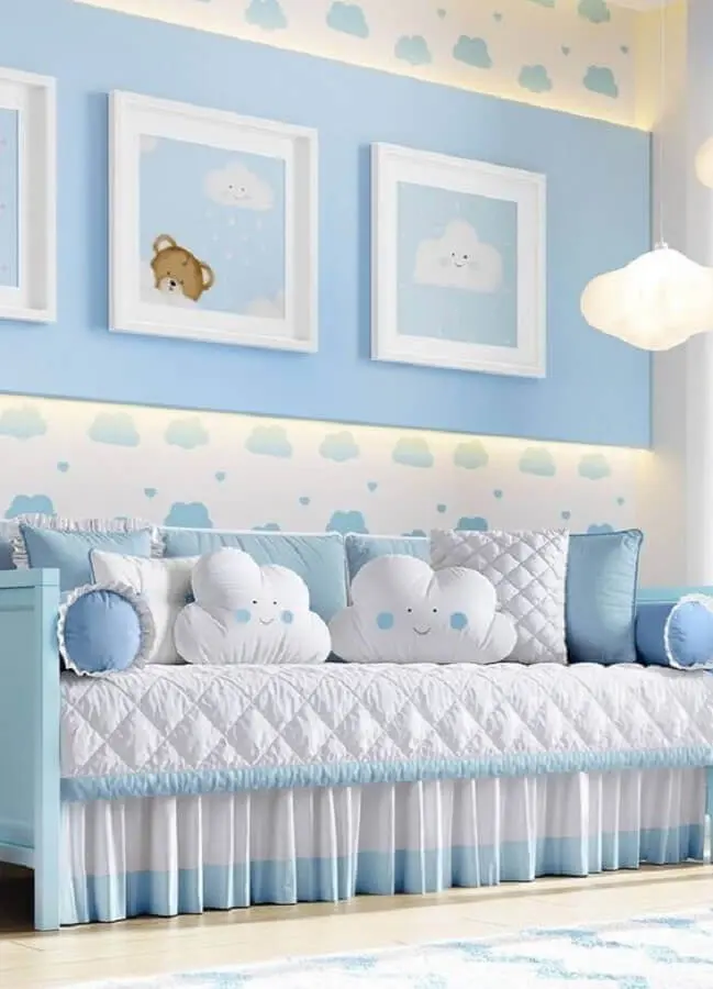 decoração delicada para quarto de bebê azul com nuvens Foto Grão de Gente