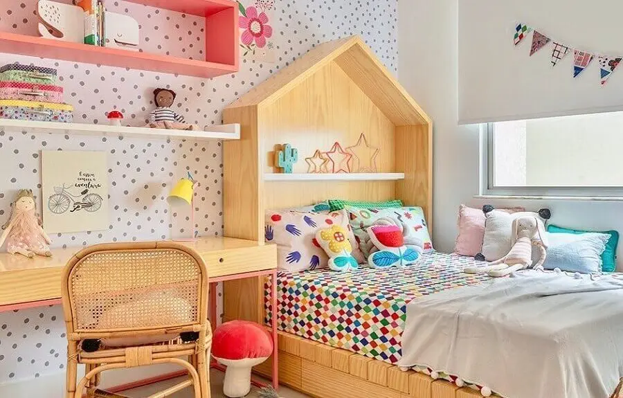 decoração divertida com móveis de madeira para quarto infantil com escrivaninha Foto Hana Lerner Arquitetura
