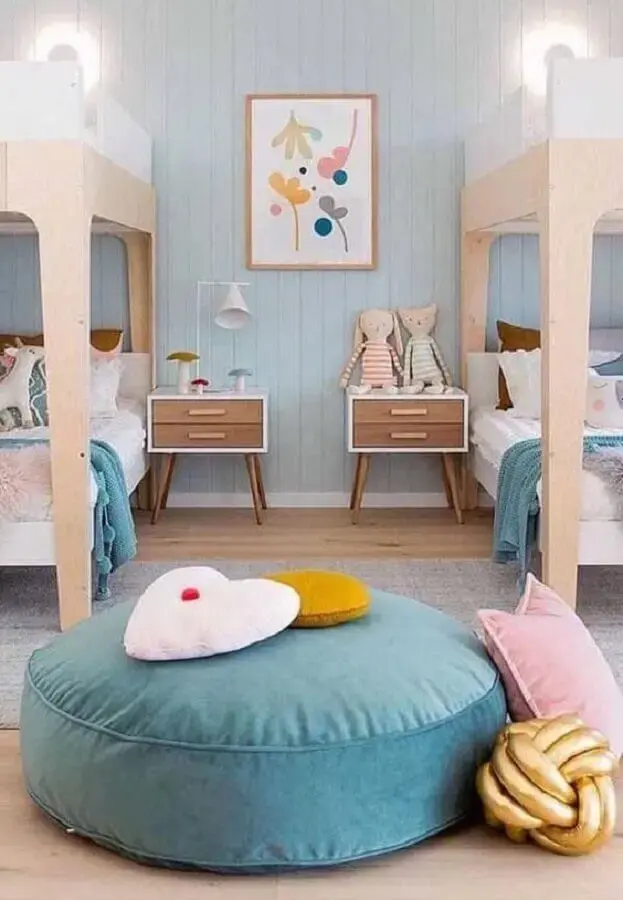 decoração em tons pastéis para quarto infantil com puff redondo colorido Foto Jeito de Casa