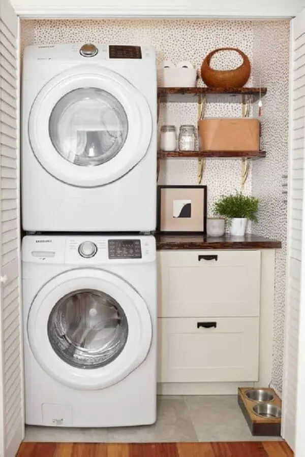 Lavanderia planejada com máquina de lavar e secadora