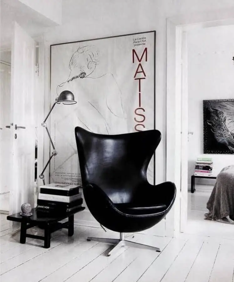 decoração minimalista com poltrona de couro para leitura Foto Casa de Valentina