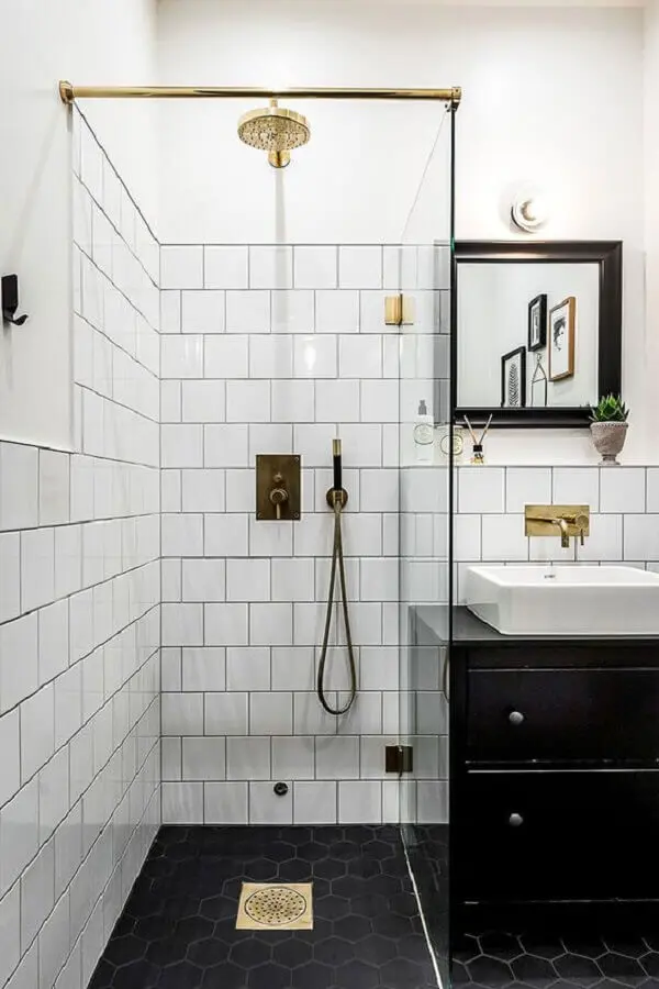 decoração minimalista para banheiro simples preto e branco Foto PUFIK Interiors & Inspirations