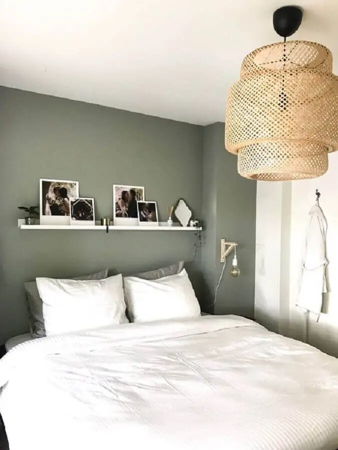 decoração minimalista para quarto com luminária rústica de teto Foto HomeDeco