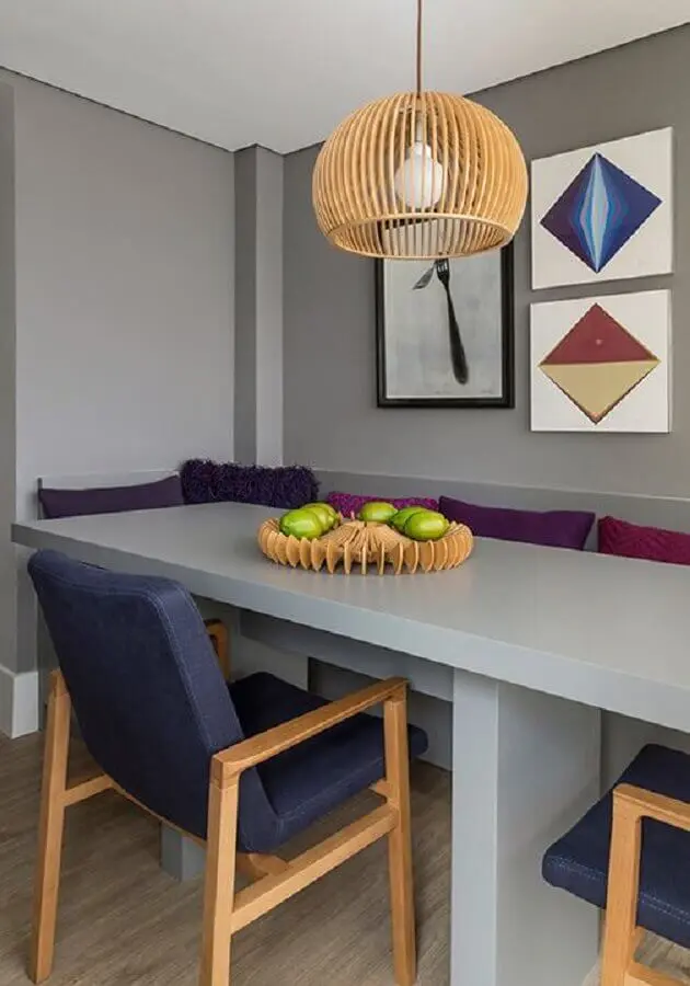 decoração moderna com lustre de madeira para sala de jantar cinza com almofadas coloridas para canto alemão Foto Habitare