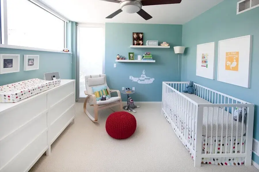decoração quarto de bebê masculino azul e branco com puff vermelho escuro Foto Pinterest