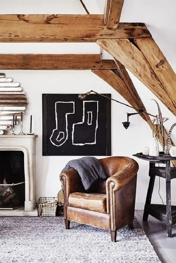 decoração rústica para sala com poltrona antiga de couro marrom Foto Pinterest